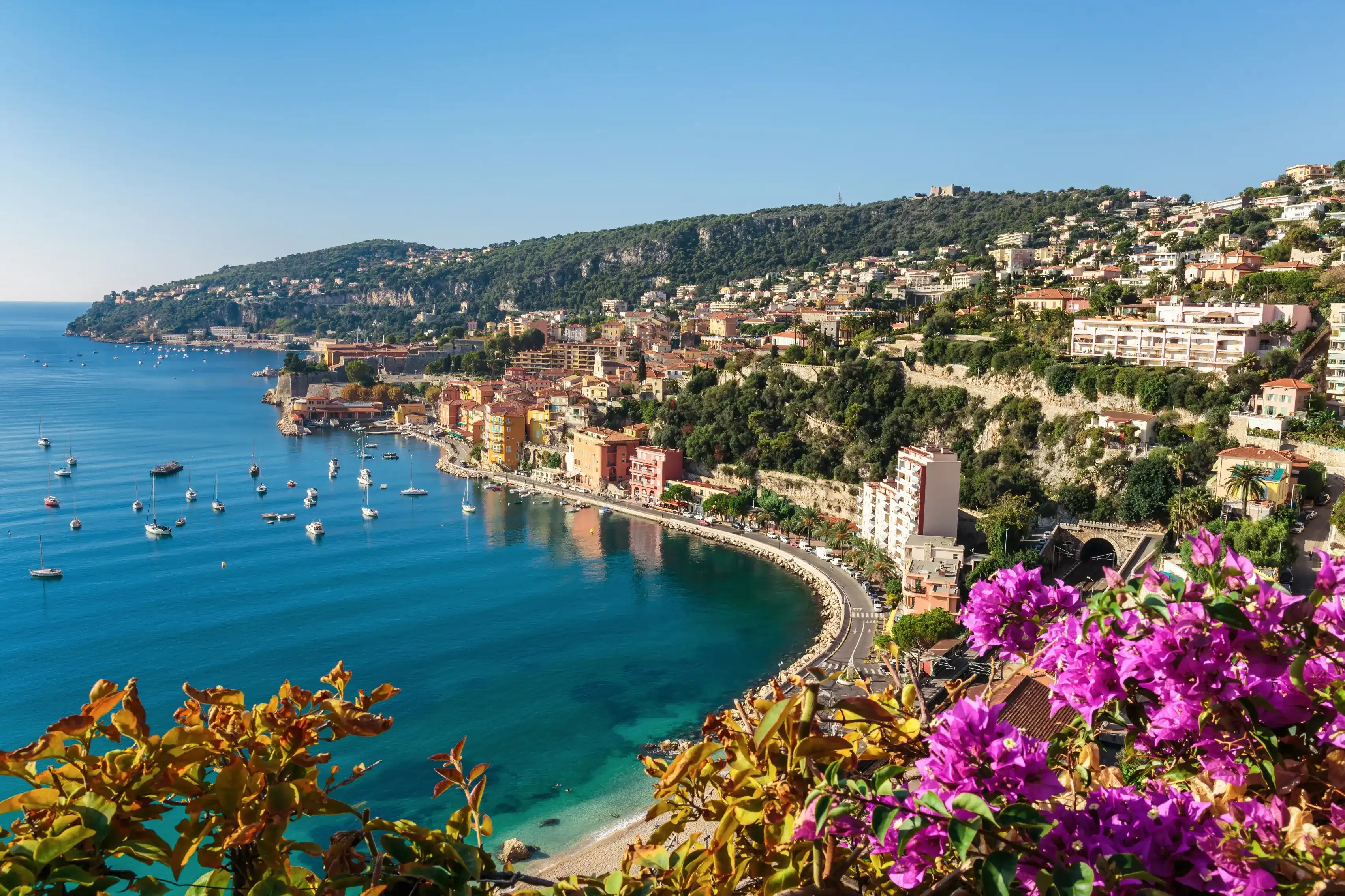 Village de la cote d'azur en bord de mer, homebooker 