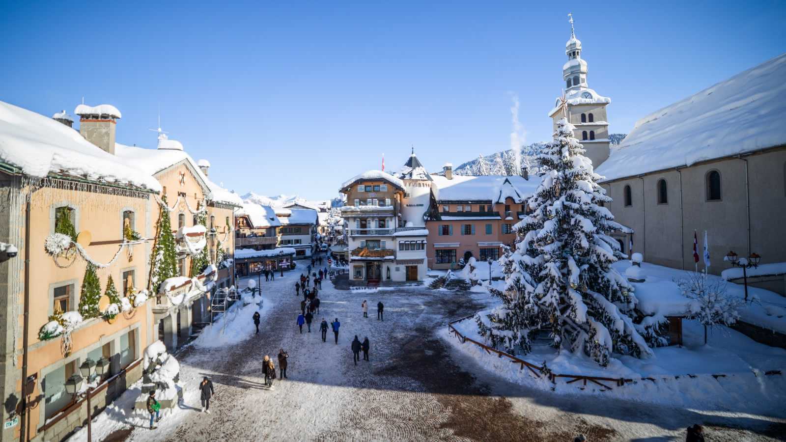 Centre village Megève animé sous la neige