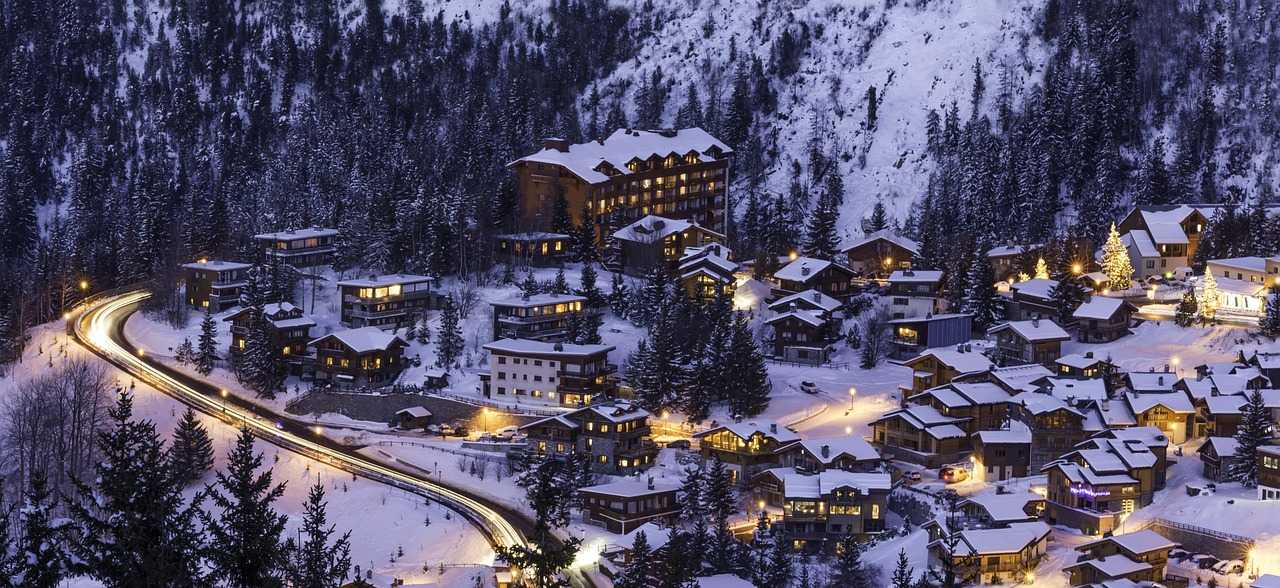 Courchevel Village alpin illuminé en hiver