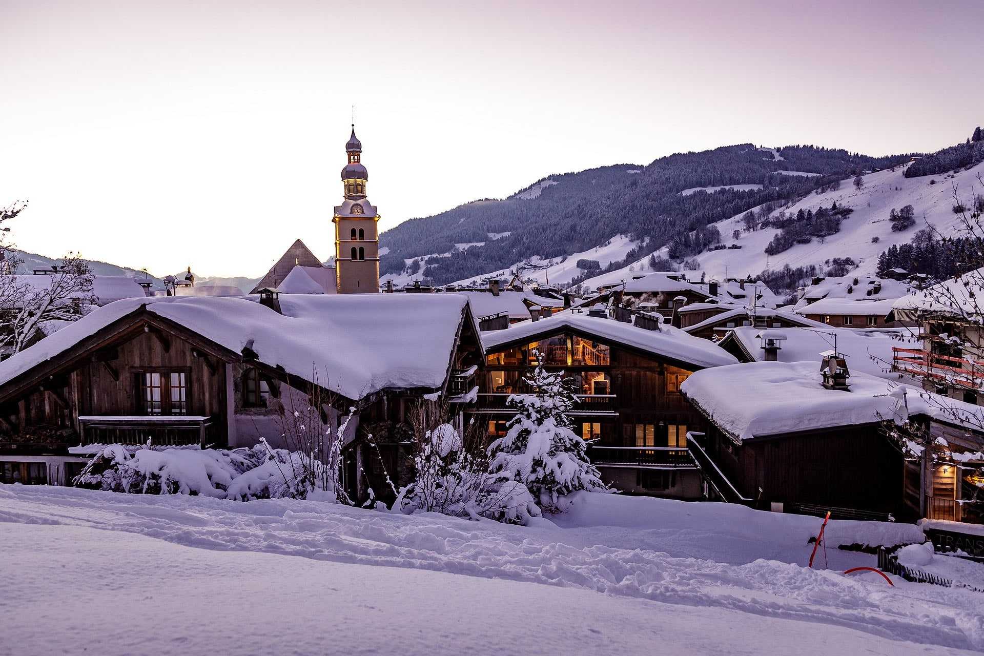 Megève Village enneigé au coucher du soleil